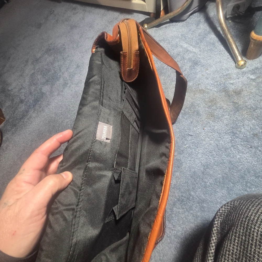 Classic Brown Leather Messenger Bag - Unbranded